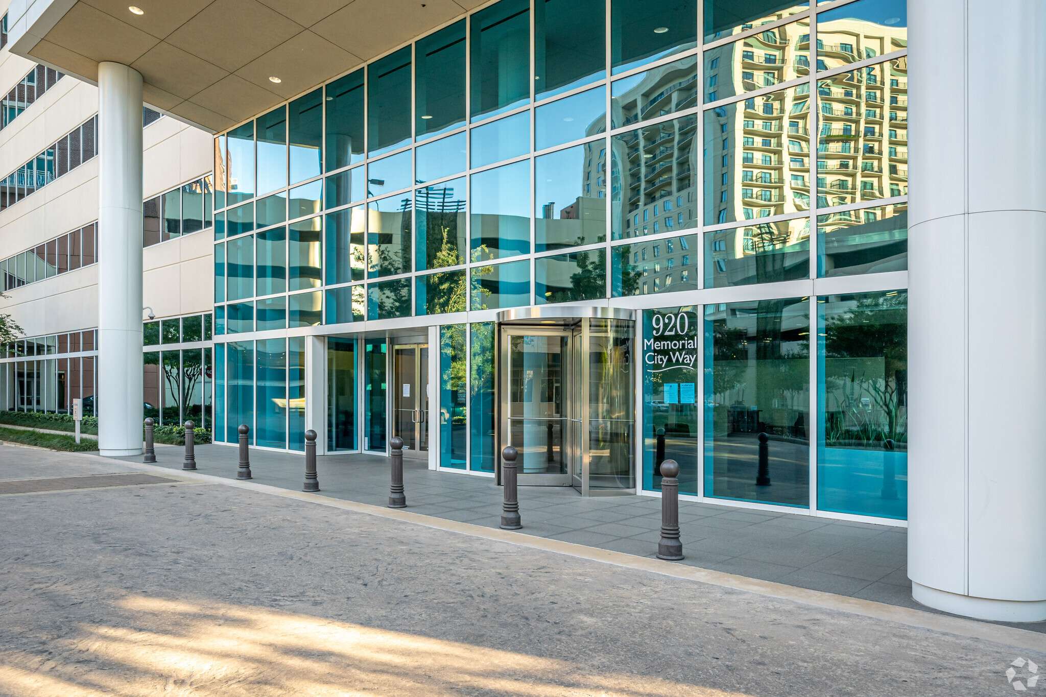 Ground-level glass facade and columns at 920 Memorial City Way